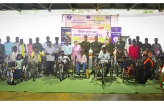 पोलीस दादालोरा खिडकीच्या माध्यमातून दिव्यांग नागरिक कृत्रिम अवयव उपकरण वाटप