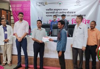 जन आरोग्य योजनेतून विविध प्रमाणपत्रांचे जिल्हाधिकाऱ्यांच्या हस्ते वाटप