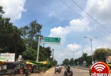 गडचिरोली जिल्हा न्यायालयाजवळ आरमोरी वळणाचा फलक – प्रवाशांची होते गोची