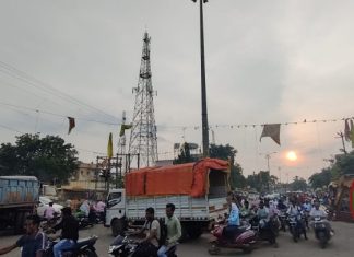 गडचिरोलीतील मुख्य चौकात सुरू असलेल्या रस्ता कामात सुरक्षेचा अभाव : वाहतुकीस अडथळा