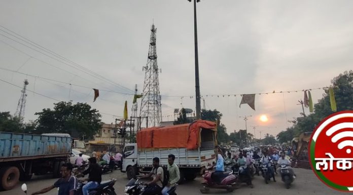 गडचिरोलीतील मुख्य चौकात सुरू असलेल्या रस्ता कामात सुरक्षेचा अभाव : वाहतुकीस अडथळा