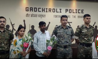 गडचिरोली पोलीस दलाच्यासमोर दोन नकस्ली आत्मसमर्पण