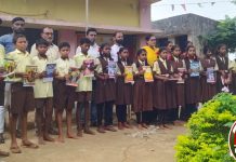 विद्यार्थ्यांना नोटबुक व पेन वाटप करून विवेक बारसिंगे यांनी वाढदिवस केला साजरा