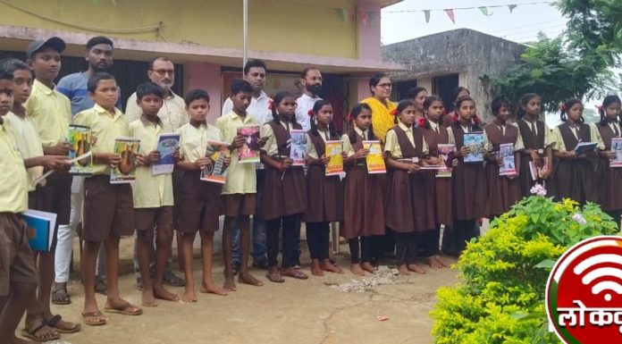 विद्यार्थ्यांना नोटबुक व पेन वाटप करून विवेक बारसिंगे यांनी वाढदिवस केला साजरा