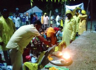 माजी जि.प.अध्यक्ष अजय कंकडालवार यांनी इंदाराम येथे वीर बाबूराव शेडमाके यांना केले अभिवादन.