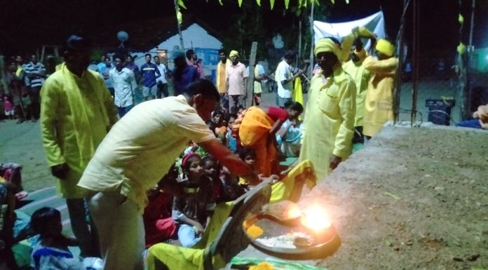 माजी जि.प.अध्यक्ष अजय कंकडालवार यांनी इंदाराम येथे वीर बाबूराव शेडमाके यांना केले अभिवादन.