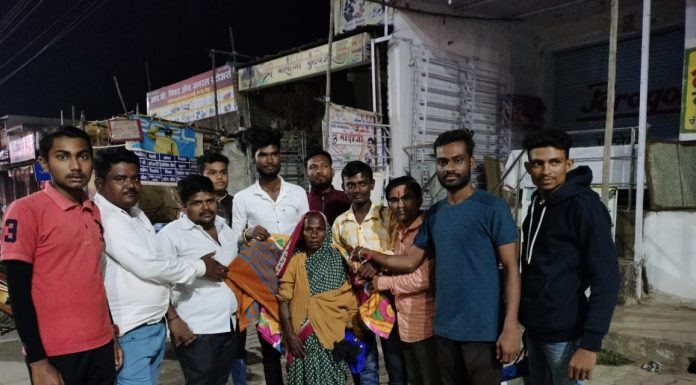 टायगर ग्रुप चिमूर तर्फे वृध्द गरजूंना ब्लँकेटचे वाटप