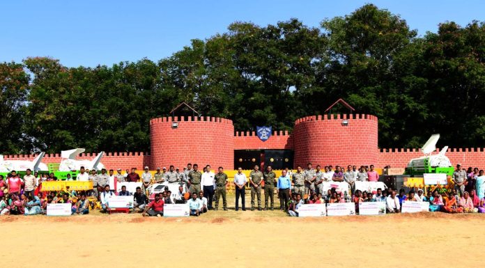 बचत गटांना कृषी अवजारे वाटप.. संजय मिना, जिल्हाधिकारी