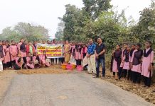 सावित्रीच्या लेकींनी केली अपघात ग्रस्त खड्यांची डागडुगी