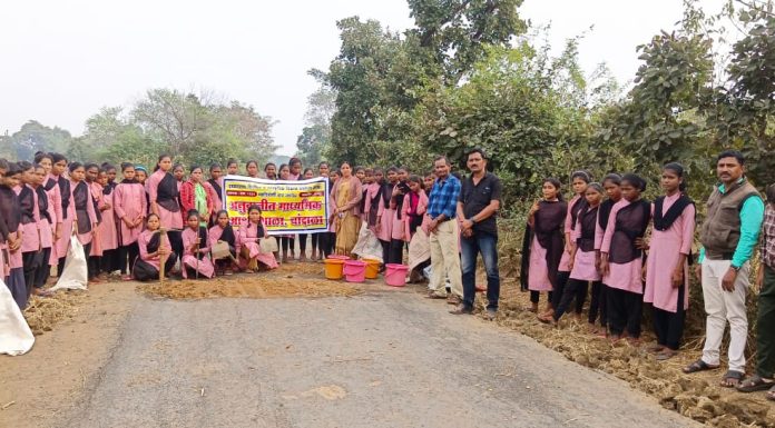 सावित्रीच्या लेकींनी केली अपघात ग्रस्त खड्यांची डागडुगी