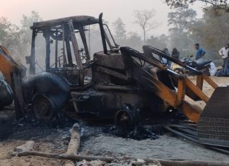 गडचिरोलीत नक्षल्यांनी केली वाहनांची जाळपोळ