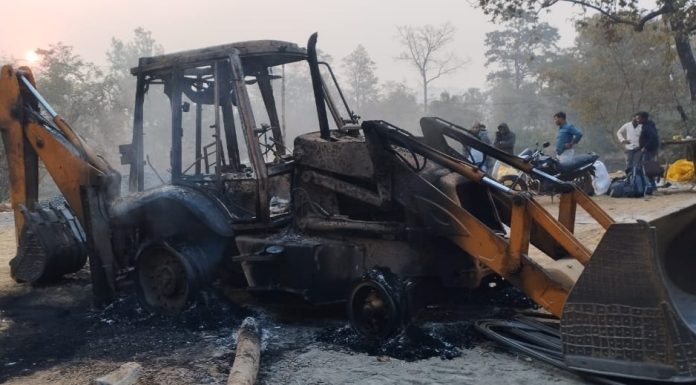 गडचिरोलीत नक्षल्यांनी केली वाहनांची जाळपोळ