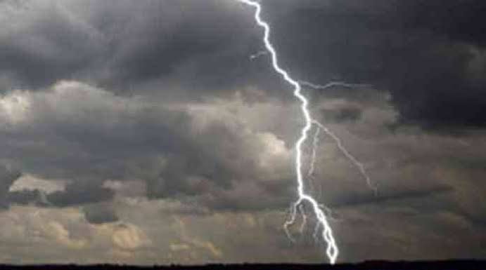 गडचिरोली : वीज कोसळल्याने होत्याचे नव्हते झाले, एक महिला ठार तर ११ जणी जखमी