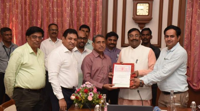 चंद्रपूर परिसरातील गरीब कुटुंबांना अल्पदरात घर मिळणार – पालकमंत्री मुनगंटीवार