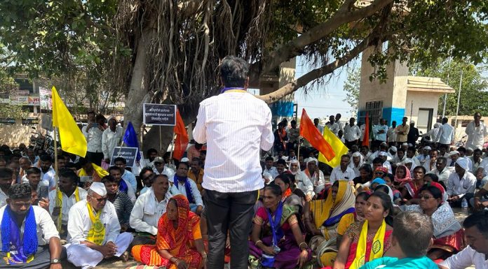 प्रस्थापित निवडणूका आल्या नंतरच आपला फड उभा करतात आम्ही मात्र जनतेच्या प्रश्नासाठी कायम रस्त्यावर -प्रा किसन चव्हाण