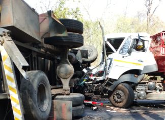 बेडगाव घाटावर ट्रकचा ब्रेक फेल झाल्याने अपघात, दोघेजण ठार एकजण जखमी