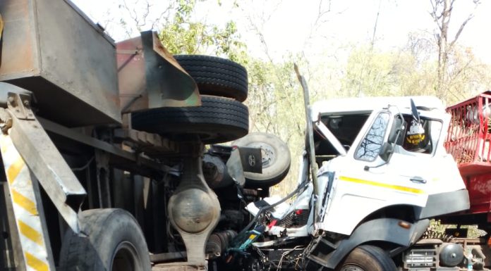 बेडगाव घाटावर ट्रकचा ब्रेक फेल झाल्याने अपघात, दोघेजण ठार एकजण जखमी