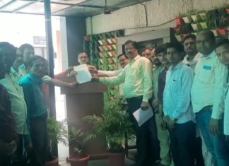 वृत्त संकलन करण्यासाठी गेलेल्या पत्रकारांना मारहाण करणाऱ्या त्या पोलिसाला निलंबित करा