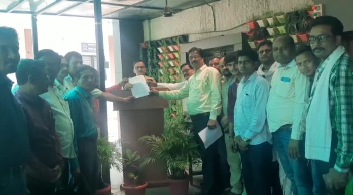 वृत्त संकलन करण्यासाठी गेलेल्या पत्रकारांना मारहाण करणाऱ्या त्या पोलिसाला निलंबित करा