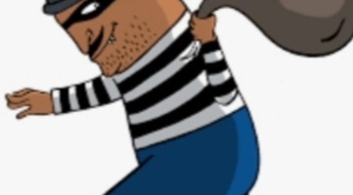 एकाच रात्री तीन ठिकाणी घरफोडी