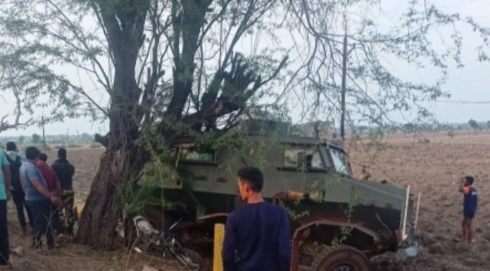 भूसुरुंगविरोधी वाहनाच्या धडकेत दुचाकीस्वार ठार, २ गंभीर