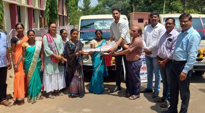 मानव विकास मिशनअंतर्गत ग्रामसंघांना TATA ACE वाहनाचे वितरण