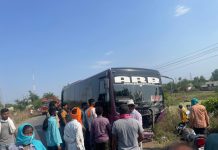 ARB ट्रॅव्हल्स आणि कारची समोरासमोर धडक : भीषण अपघात ४ ठार, २ गंभीर