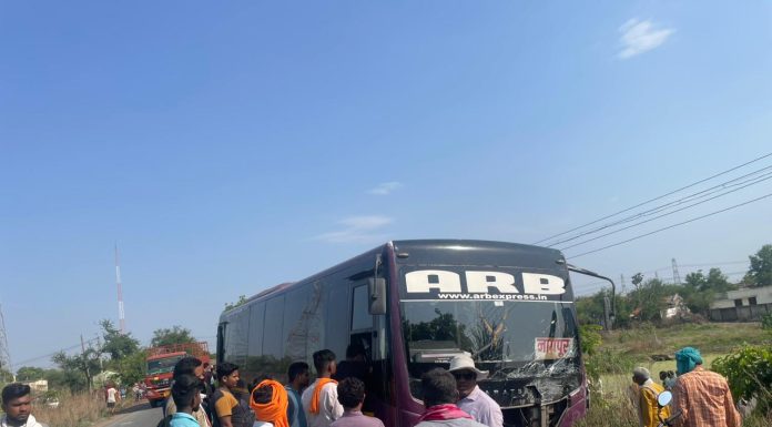 ARB ट्रॅव्हल्स आणि कारची समोरासमोर धडक : भीषण अपघात ४ ठार, २ गंभीर