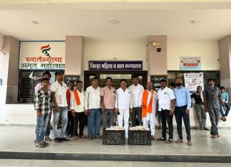 शिवसेना पक्ष प्रमुख तथा माजी मुख्यमंत्री मा. उध्दव बाळासाहेब ठाकरे यांच्या वाढदिवसानिमित्त फळवाटप