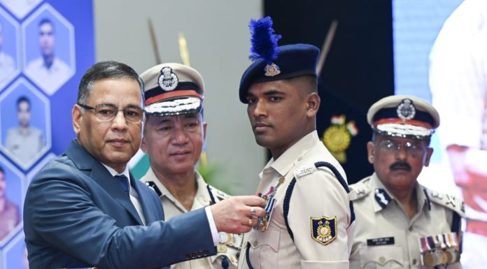 लोनबले पोलिस विरता पदकाने सन्मानित