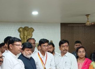 बॉक्सिंग नॅशनल विजेता रमण मसराम गडचिरोली जिल्ह्यातून महाराष्ट्राचा सन्मान… मा. ना. उदयजी सामंत, उद्योग मंत्री, महाराष्ट्र यांच्या हस्ते सत्कार.