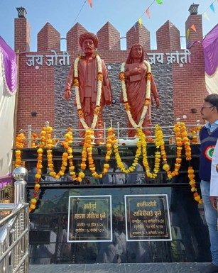 दिभणा येथे फुले दाम्पत्य स्मारक लोकार्पण सोहळा संपन्न