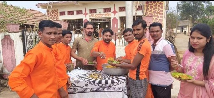 आकाश भुके मित्रपरिवारातर्फे पोटेगाव येथे महाप्रसाद वितरण