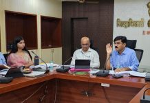 जिल्हाधिकाऱ्यांनी घेतला निवडणूक यंत्रणेचा आढावा