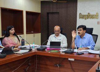 जिल्हाधिकाऱ्यांनी घेतला निवडणूक यंत्रणेचा आढावा