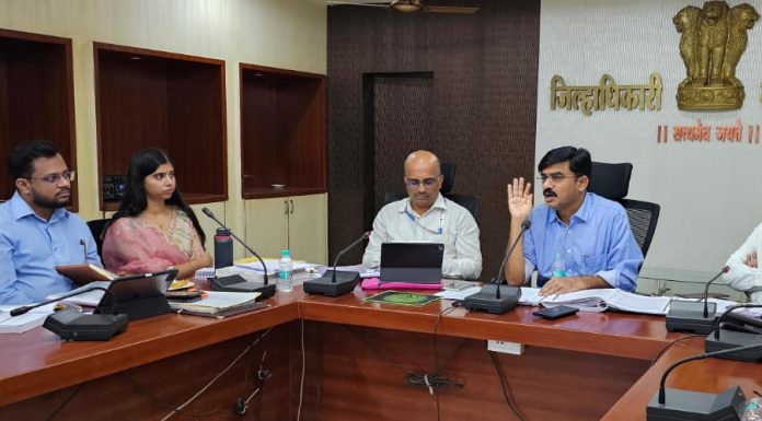 जिल्हाधिकाऱ्यांनी घेतला निवडणूक यंत्रणेचा आढावा