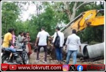 गडचिरोलीत गर्भवती महिलेला जेसीबीच्या बकेटधून काढावा लागला मार्ग