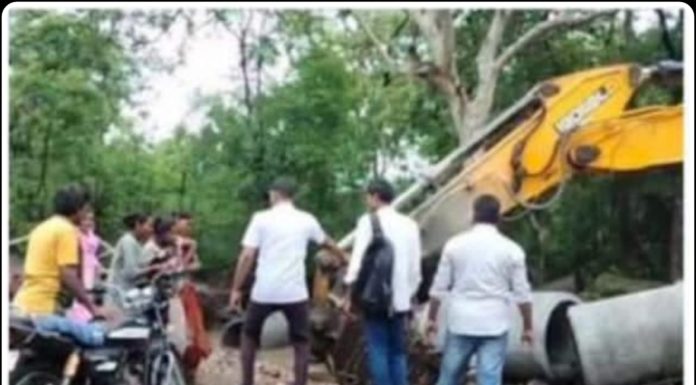 गडचिरोलीत गर्भवती महिलेला जेसीबीच्या बकेटधून काढावा लागला मार्ग