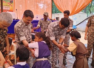 गडचिरोली पोलीस दलाच्या वरीष्ठ अधिकायांनी दुर्गम भागात रक्षाबंधन केली साजरी