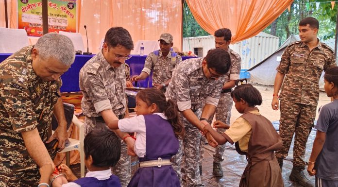 गडचिरोली पोलीस दलाच्या वरीष्ठ अधिकायांनी दुर्गम भागात रक्षाबंधन केली साजरी