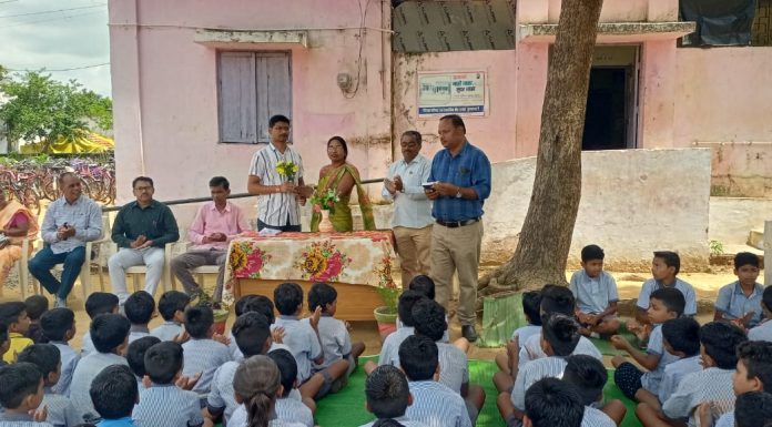 जिल्हा परिषद उच्च प्राथमिक केंद्र शाळा कुनघाडा रै ला ग्रंथ भेट