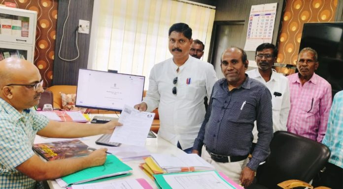 जनतेच्या समस्या सोडविण्यासाठी वंचित बहुजन आघाडीकडून जिल्हाधिकाऱ्यांना निवेदन