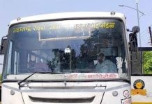 धक्कादायक : चालत्या बसमधून विद्यार्थी खाली कोसळले