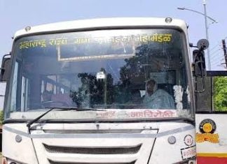 धक्कादायक : चालत्या बसमधून विद्यार्थी खाली कोसळले