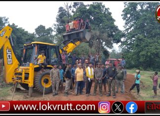 उपपोलीस स्टेशन कसनसुर पोलिसांच्या मदतीने रस्त्यावरील खड्डे बुजविले