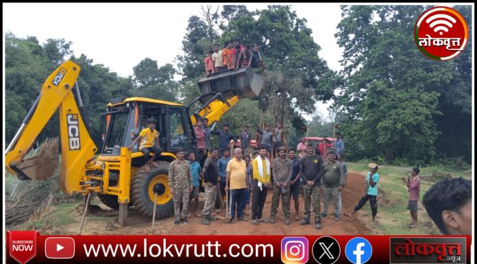 उपपोलीस स्टेशन कसनसुर पोलिसांच्या मदतीने रस्त्यावरील खड्डे बुजविले