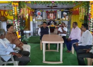 प पू.मुरलीधर धाम हरणघाट येथे आ. डॉ. होळी घेतले दर्शन