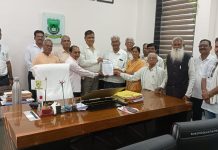 देवेंद्र फडणवीस आणि सुधीर मुनगंटीवार यांना गोंडवाना विद्यापीठाद्वारे डी.लीट. प्रदान करण्यास जाहीर विरोध