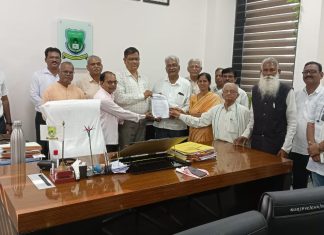 देवेंद्र फडणवीस आणि सुधीर मुनगंटीवार यांना गोंडवाना विद्यापीठाद्वारे डी.लीट. प्रदान करण्यास जाहीर विरोध