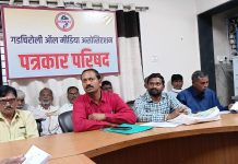 तलावात सुरू असेलल्या शाळा बांधकामाला गावकऱ्याचा विरोध